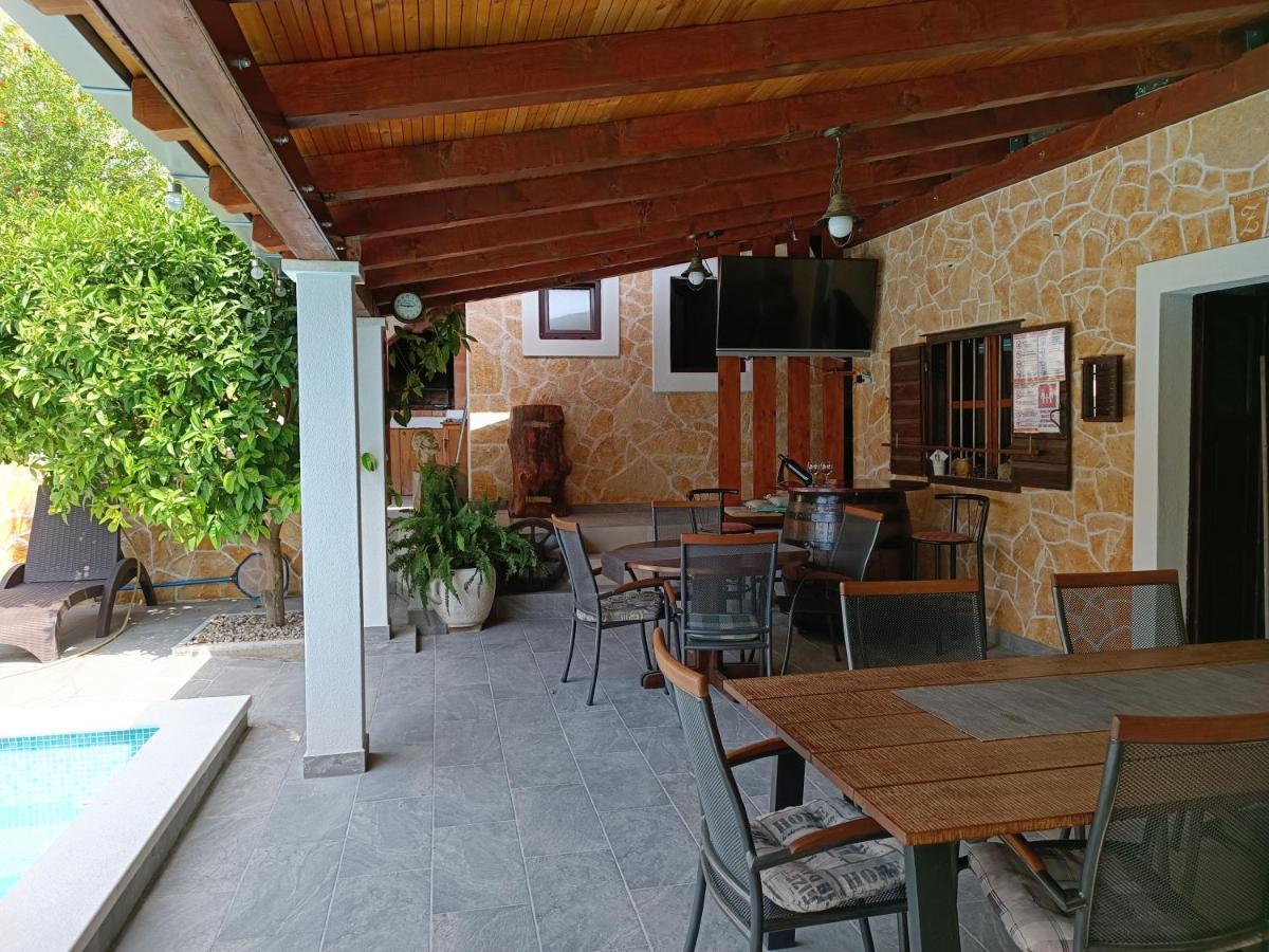 Villa Vlade- From The Heated Pool To The Beach In 1 Minute Jesenice  Zewnętrze zdjęcie
